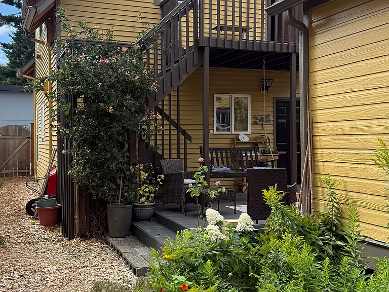 512 Avenue C #B — Photo 2