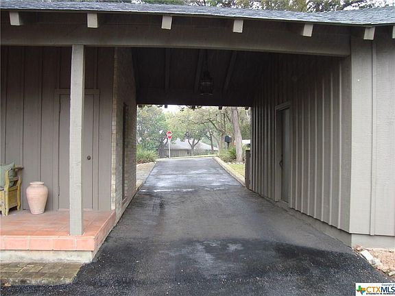 4th image of 910 Rosemary Dr