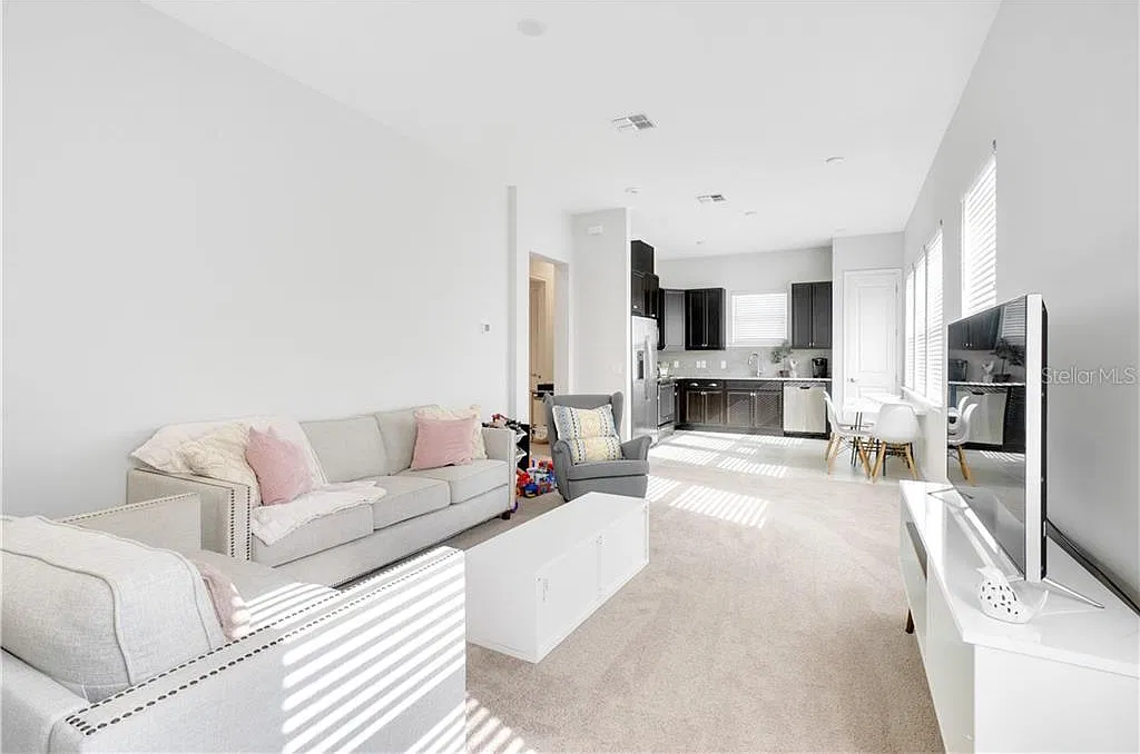 1 bed, 856 sqft, $1,800 — Photo 3