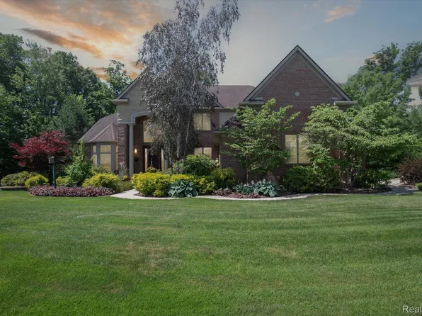 23900 Foxhollow Run, New Boston, MI 48164