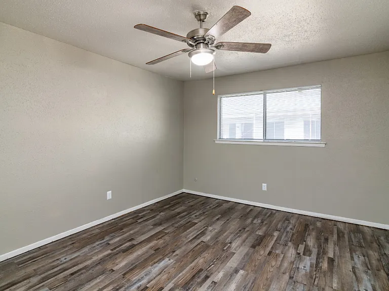 Royal Terrace: Leasing Specials! Renovated Euless Apartments, New Management! — Photo 18