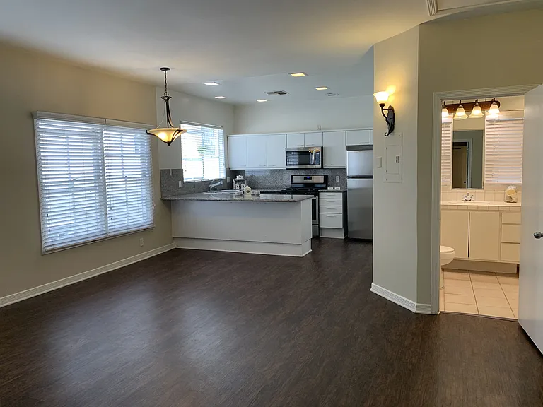 Lindbrook Manor Apartments — Photo 100