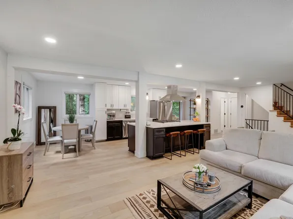 15801 Day Pl, Minnetonka, MN 55345
