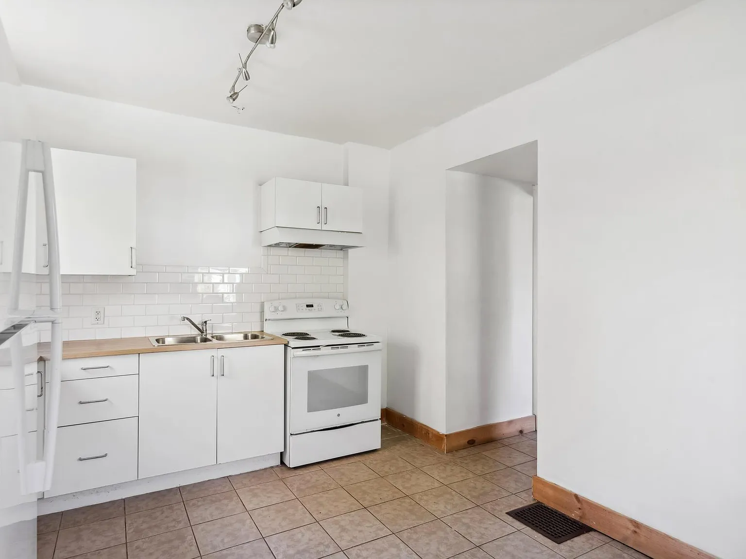 3 bed, 1300 sqft, $950 — Photo 3