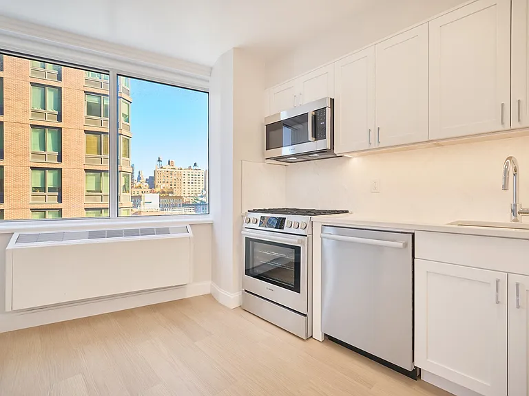 160 Riverside Blvd #8D — Photo 7