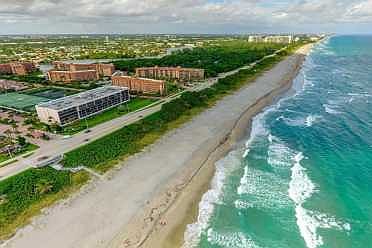 Home For Sale In Yacht And Racquet Club