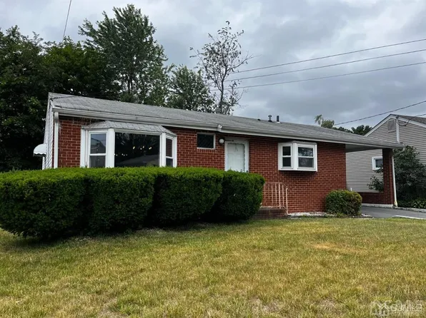 39 Hemlock Dr, Parlin, NJ 08859