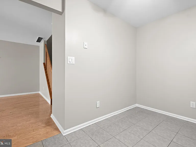 3906 Grenwich Ln — Photo 11
