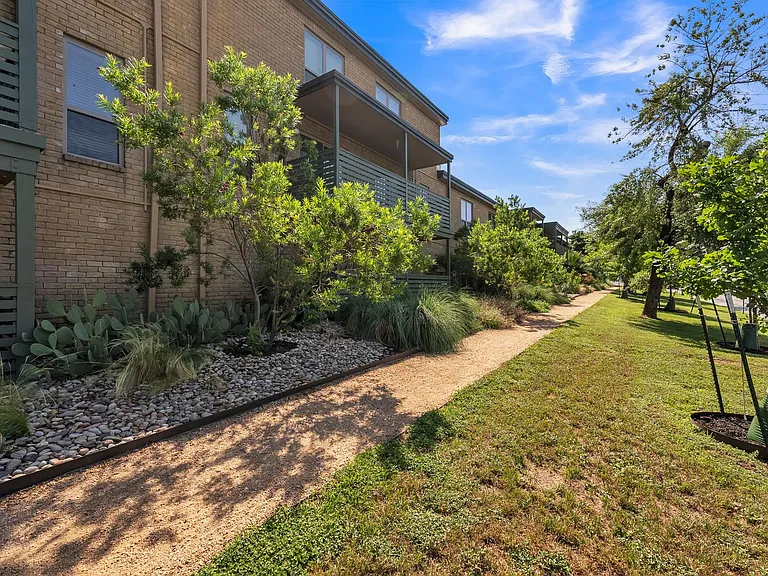 Oak Park Apartments — Photo 31