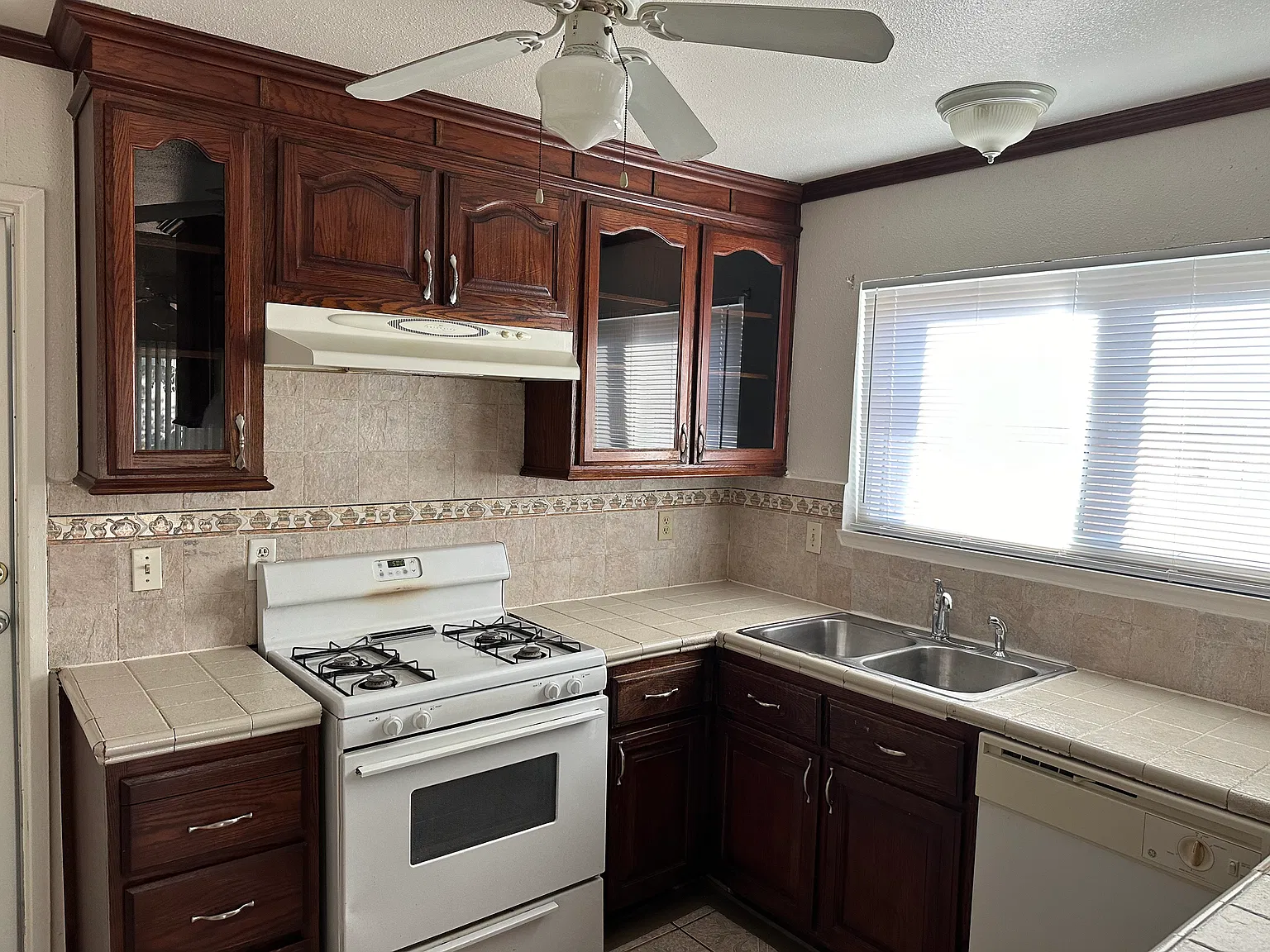 4 bed, 1370 sqft, $2,500 — Photo 2
