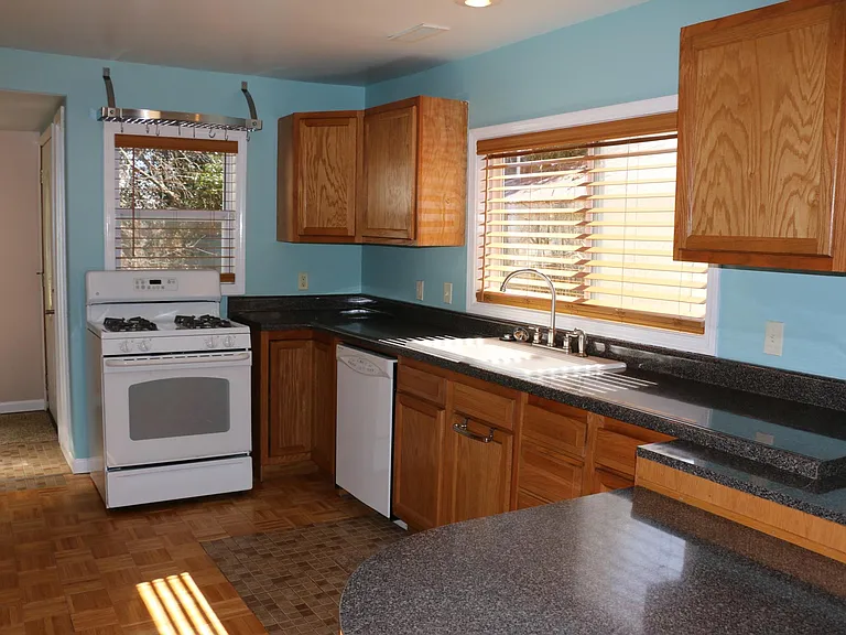 123 S University Ave — Photo 6