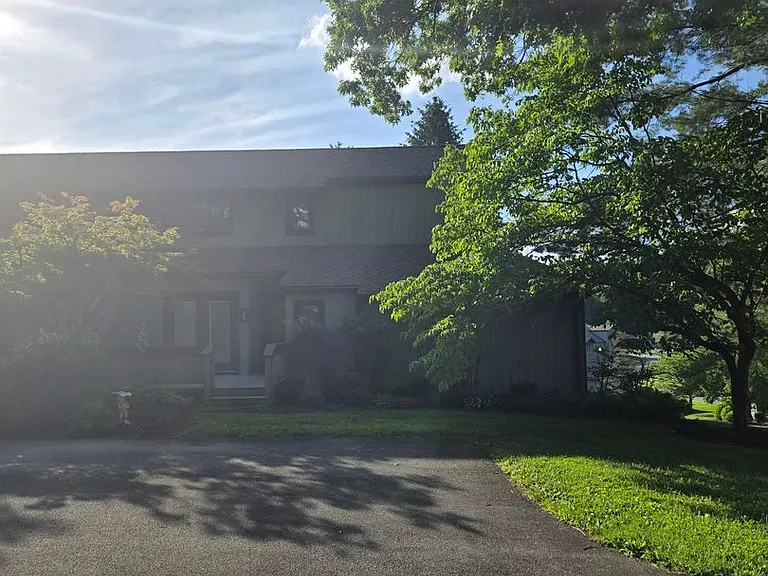 104 Hampton Ct — Photo 2