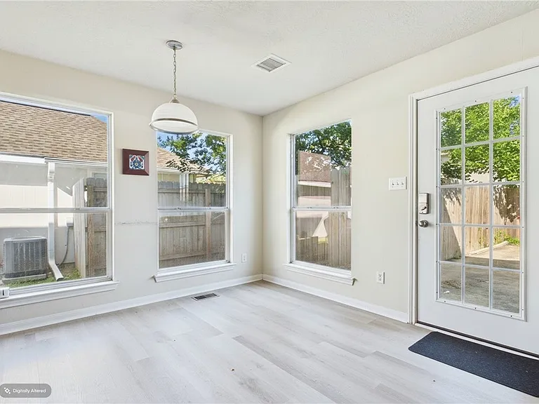 513 Camp Ct N — Photo 5