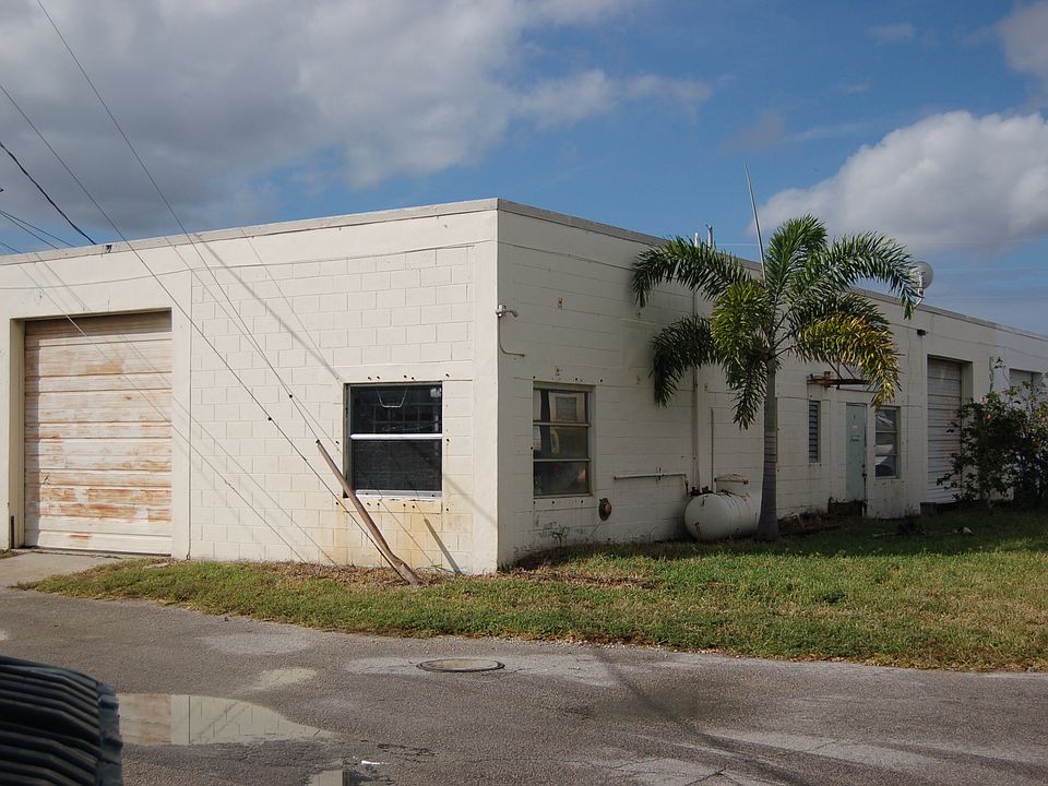 1st image of 560 NE 42nd St