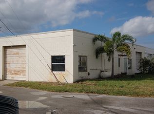 560 NE 42nd St, Oakland Park, FL 33334
