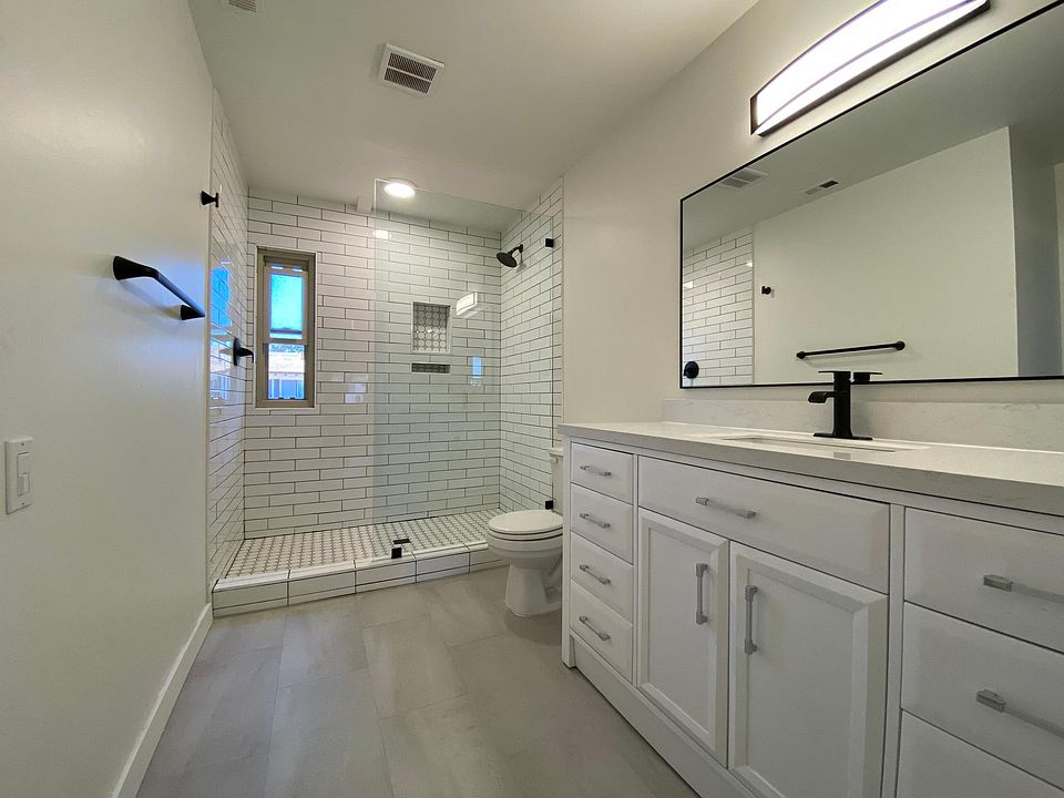Jack and Jill style main bathroom has been completely renovated, large walk in shower with subway tile