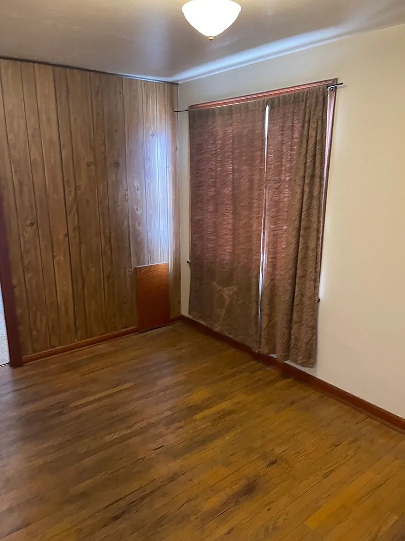 Charming 1 Bedroom 1 Bath Available Now! — Photo 2