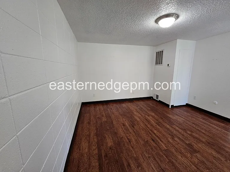 98 NW 10th St — Photo 5