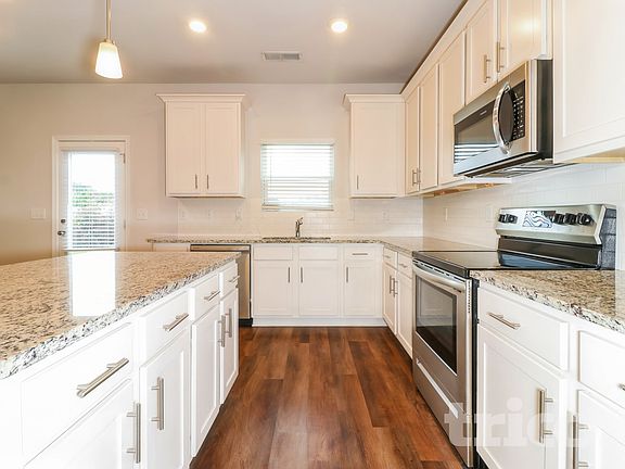 3rd image of 2987 McKenzie Dr