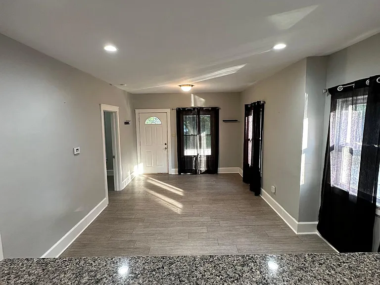 817 Mill St — Photo 2