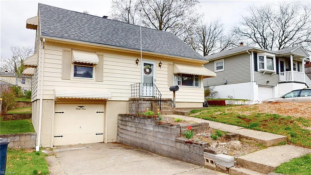 33 Wayne Ave photo 1