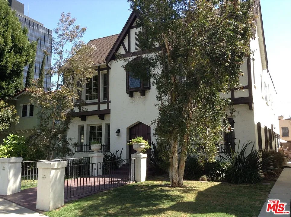 2 bed, 1.0 bath, 1388 sqft, $3,900 — Photo 2