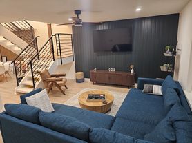 110 E Via Escuela, Palm Springs, CA