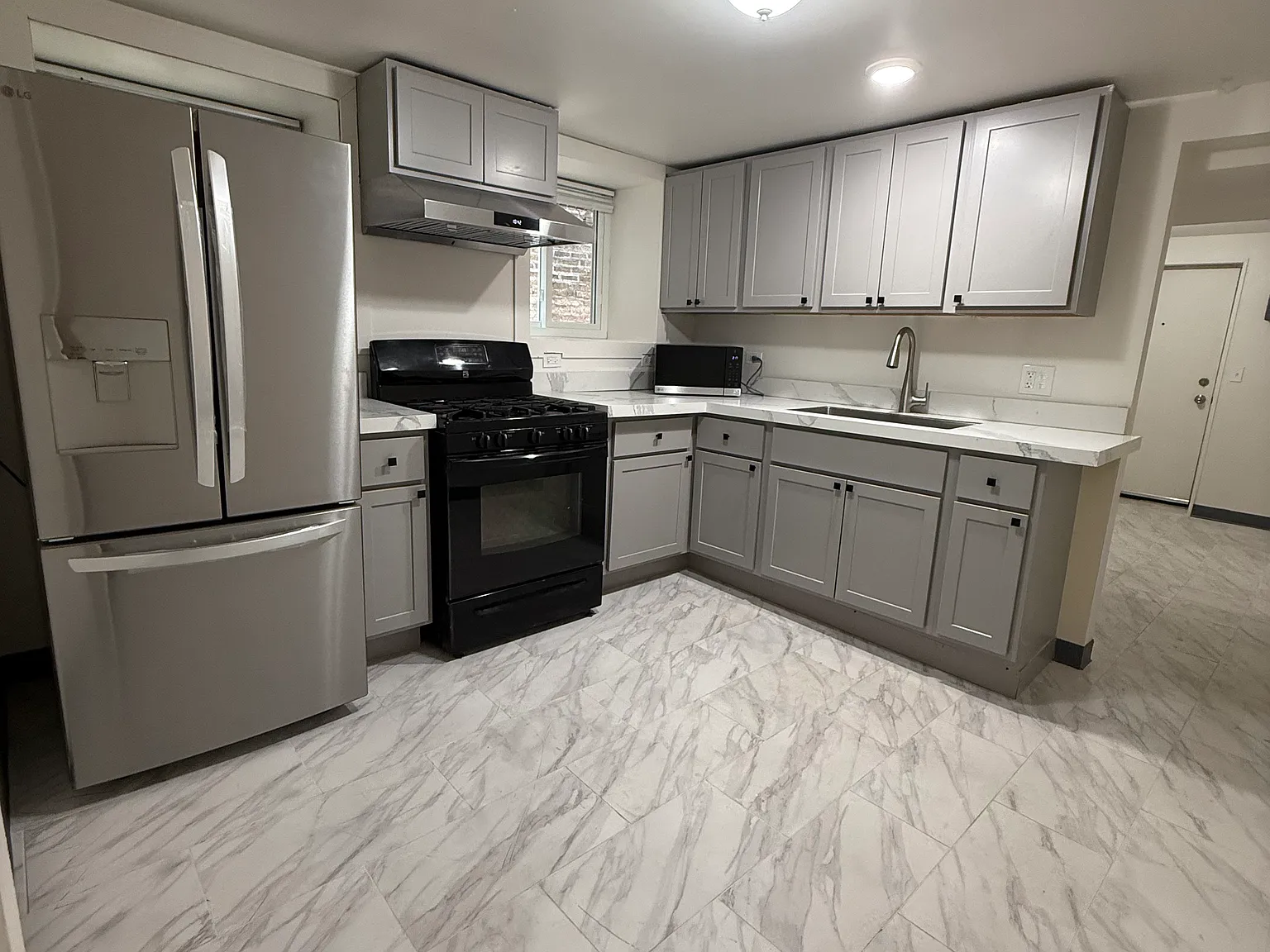 2 bed, 1000 sqft, $1,800 — Photo 3