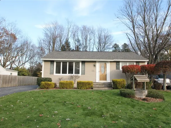 127 Ford Dr, North Syracuse, NY 13212