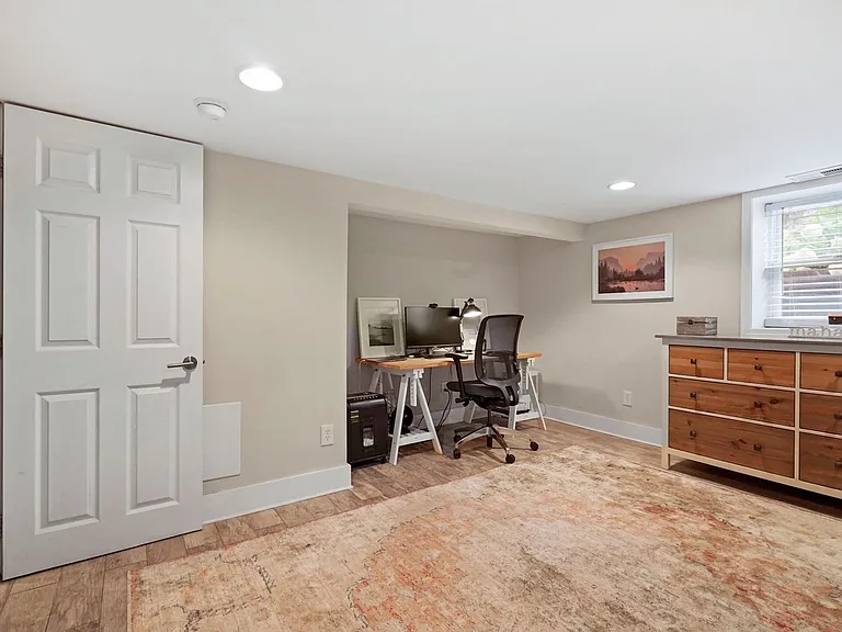 2410 S Dakota Ave NE — Photo 6