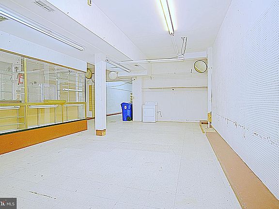 3rd image of 2525 E Monument St