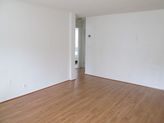 5th image of 2827A S Wakefield St