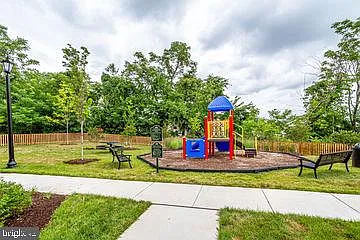612 Totten Pl NE — Photo 30