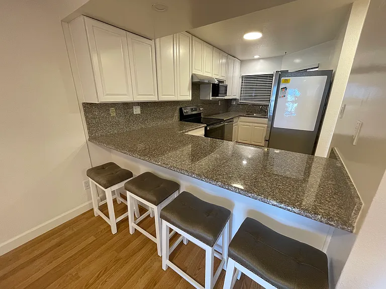 Open bar counter in the kitchen, perfect for browsing your mobile device with favorite beverage of choice.
