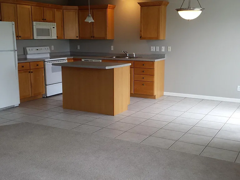 2828 Gill St — Photo 3