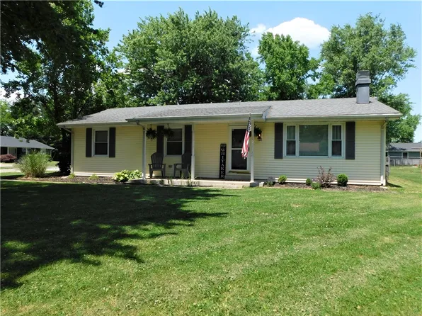 390 W 11th St, Neoga, IL 62447