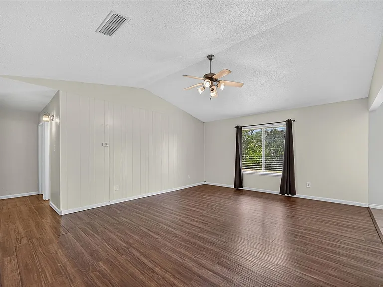 2026 Wedgewood Ln — Photo 4