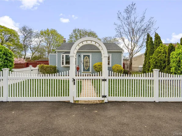 80 Cherubina Lane, North Babylon, NY 11703