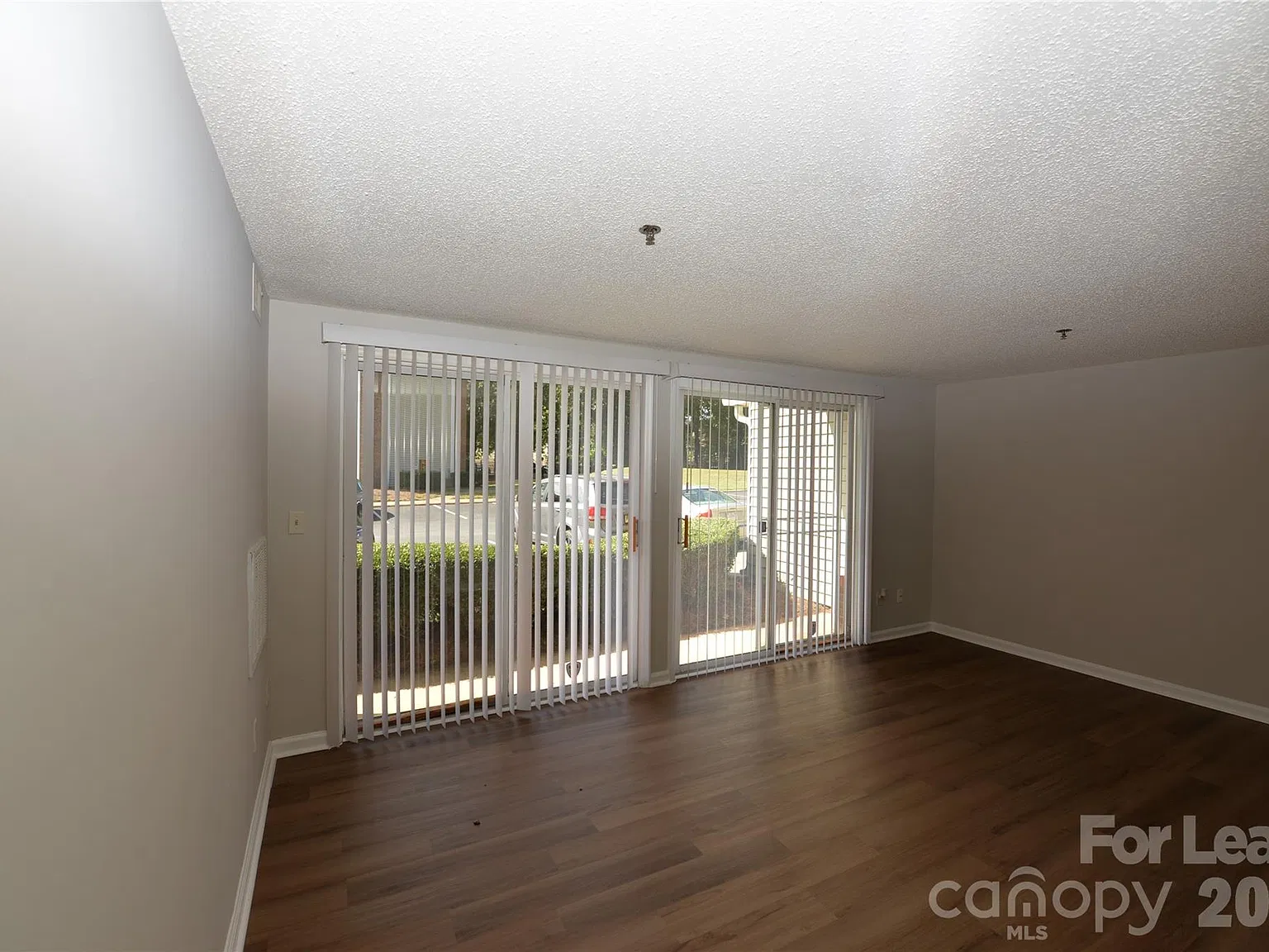 3 bed, 2.0 bath, 950 sqft, $1,100 — Photo 4