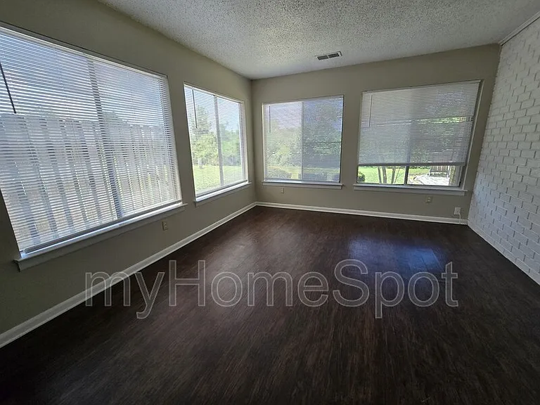 4828 Huron Dr — Photo 5