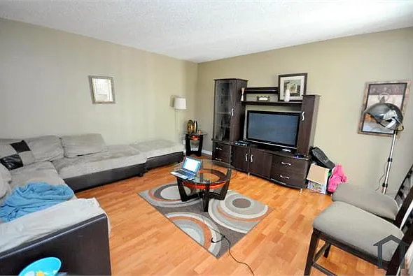 2212 White Pine Cir #B — Photo 3