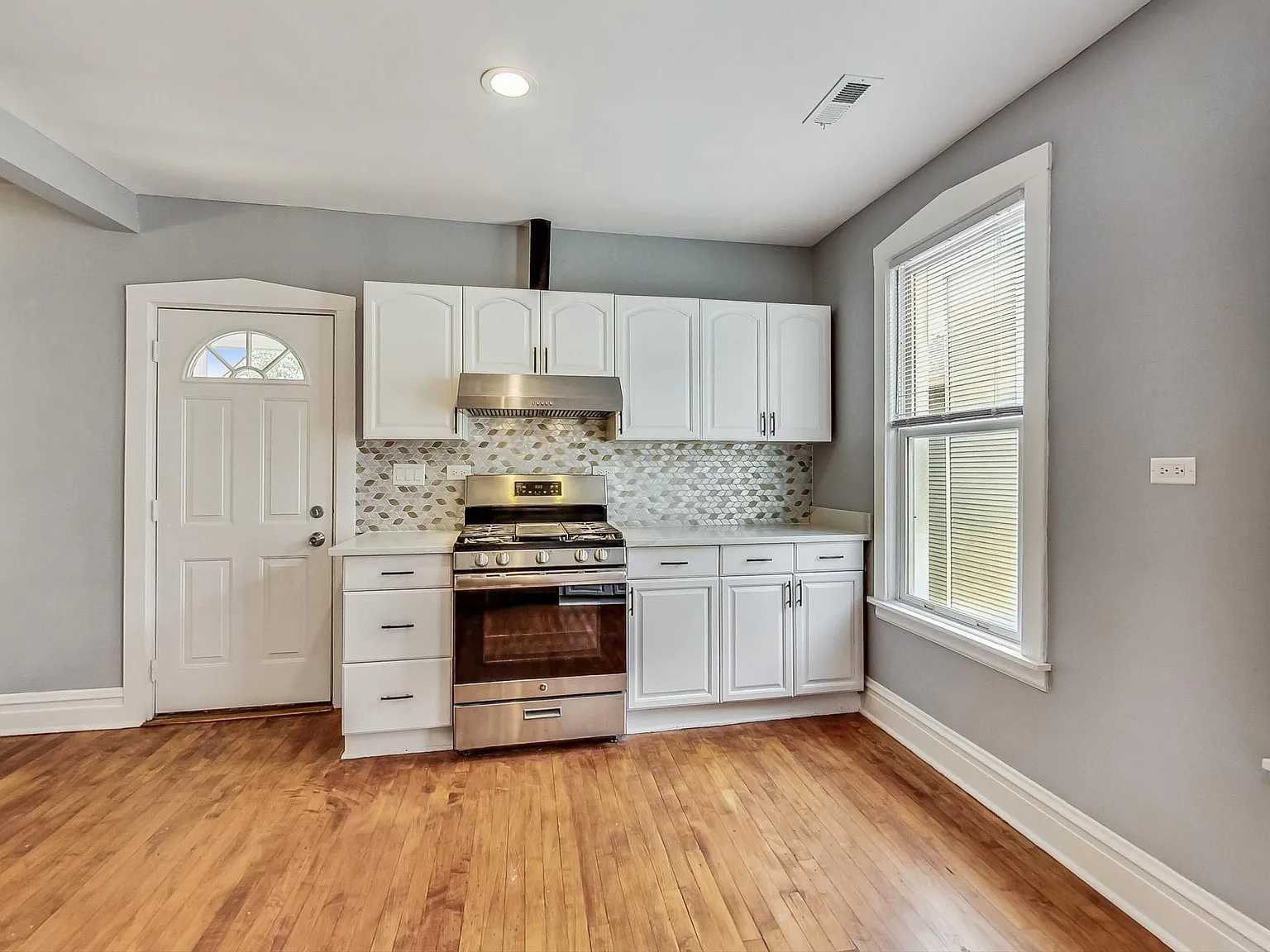 2 bed, 1.0 bath, 1060 sqft, $2,200 — Photo 4