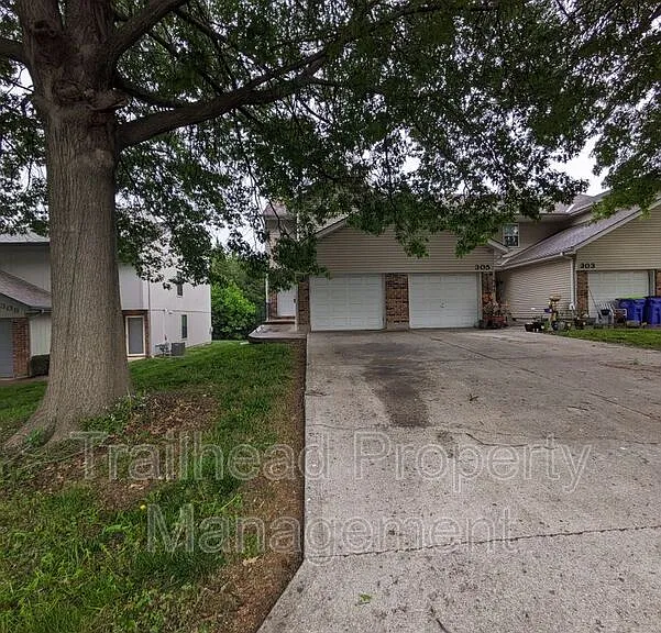 307 NE Timbercreek Dr — Photo 2