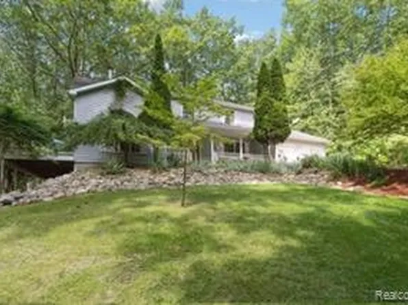 11135 Windy Hill Dr, Fenton, MI 48430