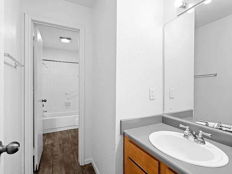 Cottonwood Apartments Bathroom