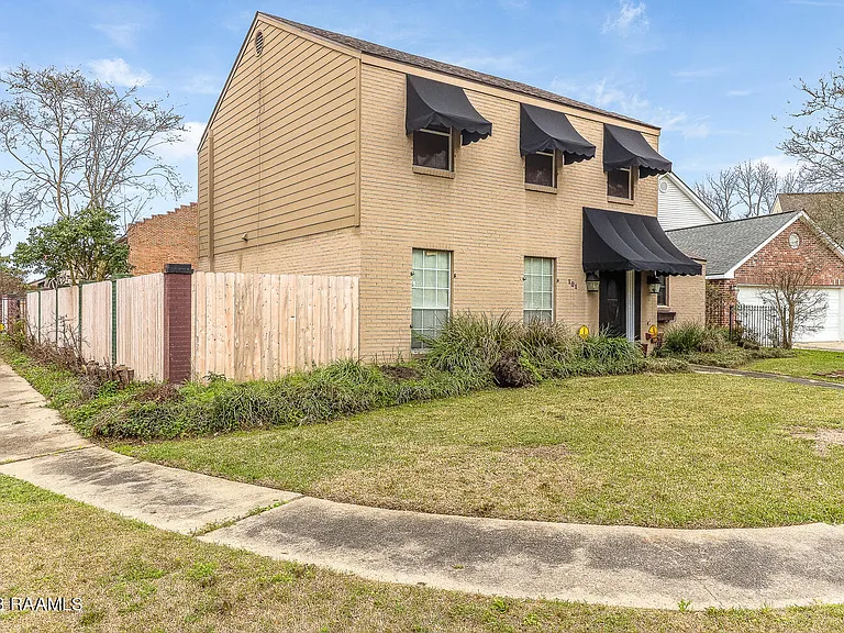101 Chateau Pl — Photo 2