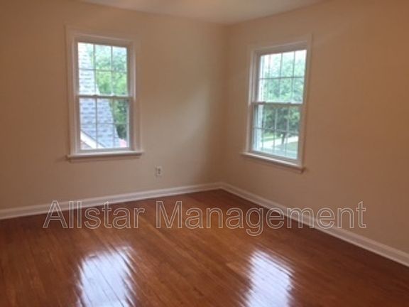 2nd image of 330 E 211th St