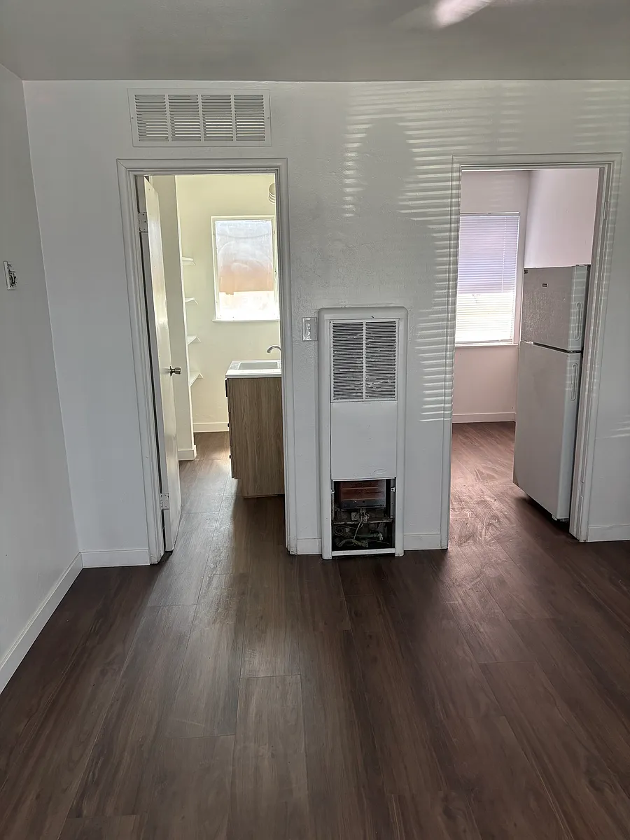 Building Photo - 2824 E Hammond Ave #6