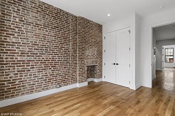 Rented by Venn NY Inc | media 23