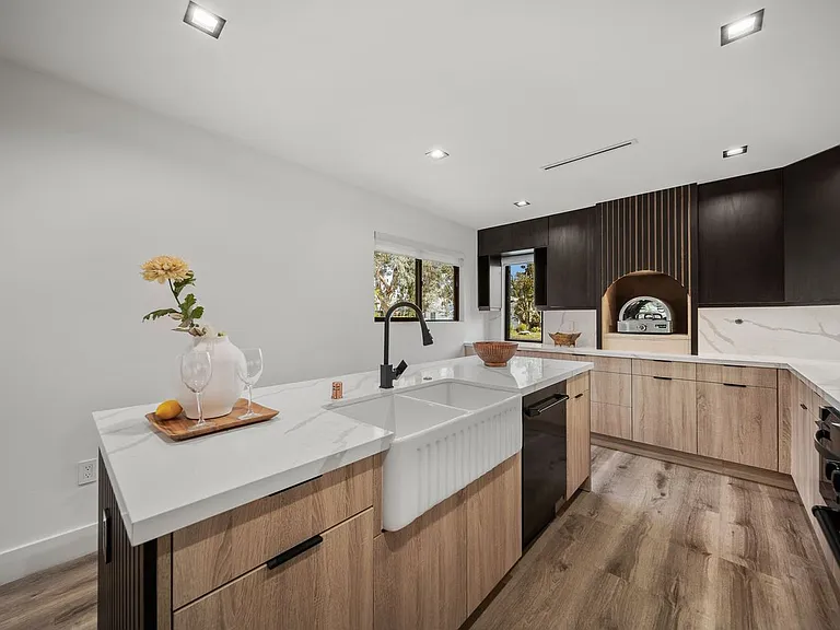 5109 Longridge Ave — Photo 10